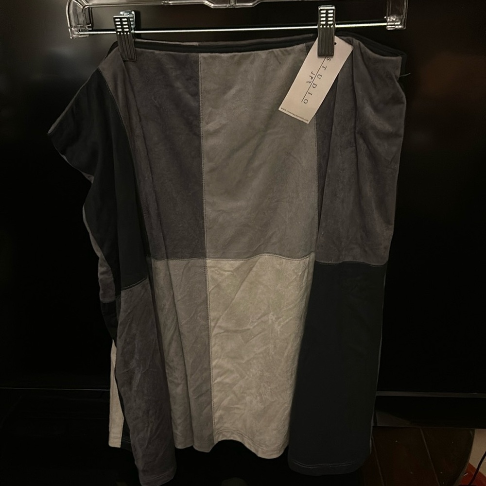 Studio JPR mini skirt, adorable, very soft silk like material, PXL